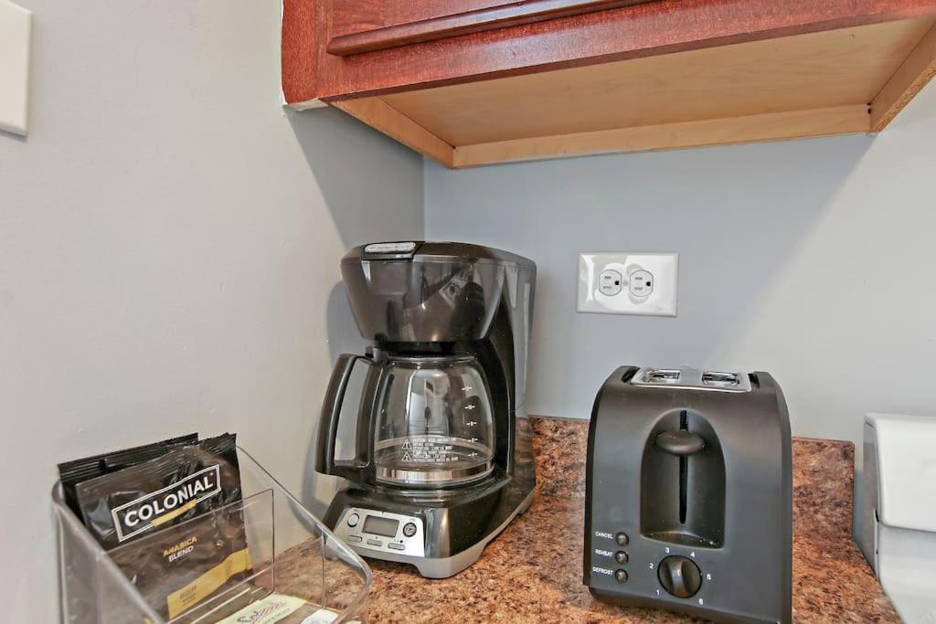 Enchanting 1-bedroom Lakeview - Belmont F6
