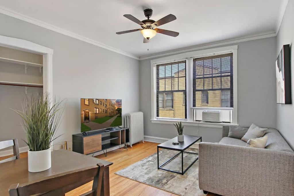 Enchanting 1-bedroom Lakeview - Belmont F6 Apartment