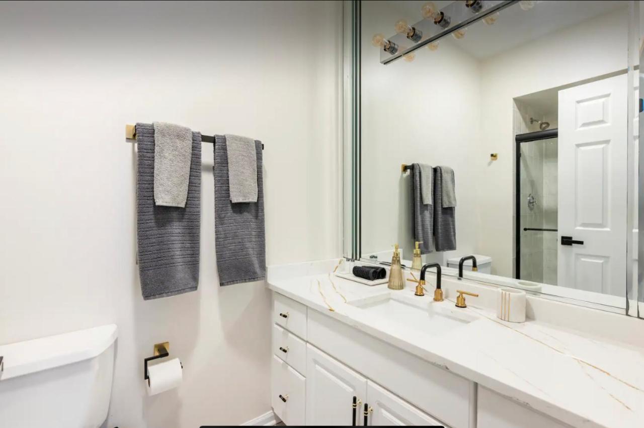 New! Spacious Art Deco Modern 5 Bd/3ba Apartment Chicago