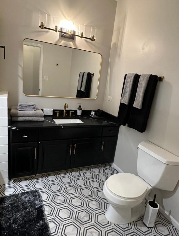 New! Spacious Art Deco Modern 5 Bd/3ba Apartment *