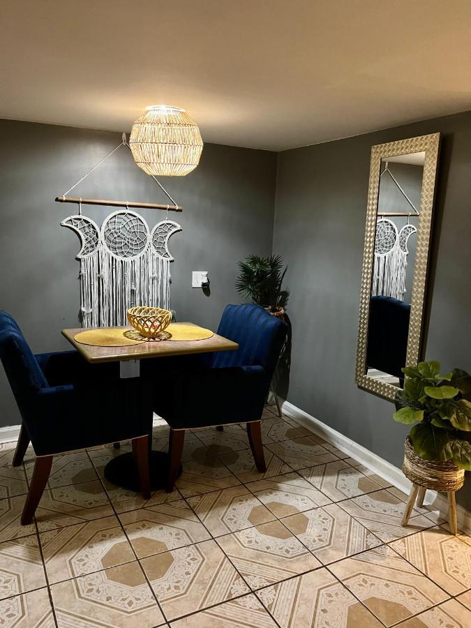 Apartment Chicago-pilsen Boho With Free Parking - Unit C *