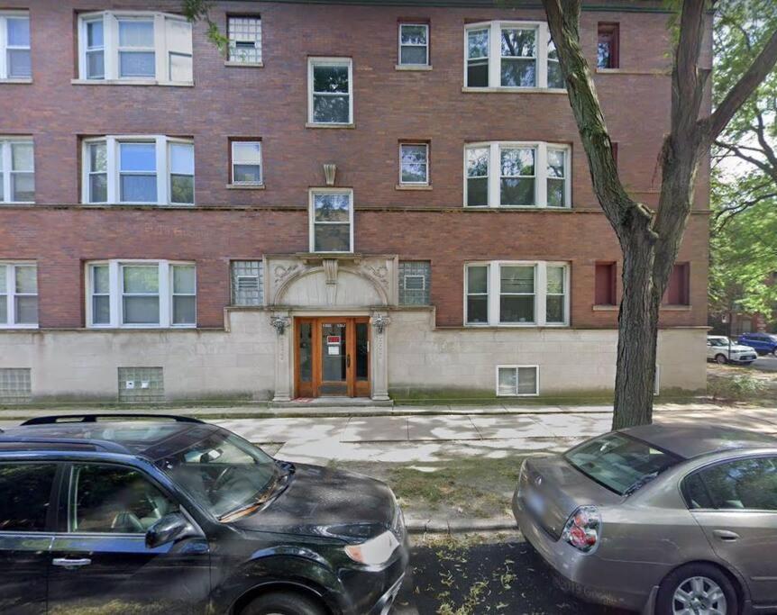 Apartment 1 Bedroom Gem: Discover Andersonville's Garden Unit *