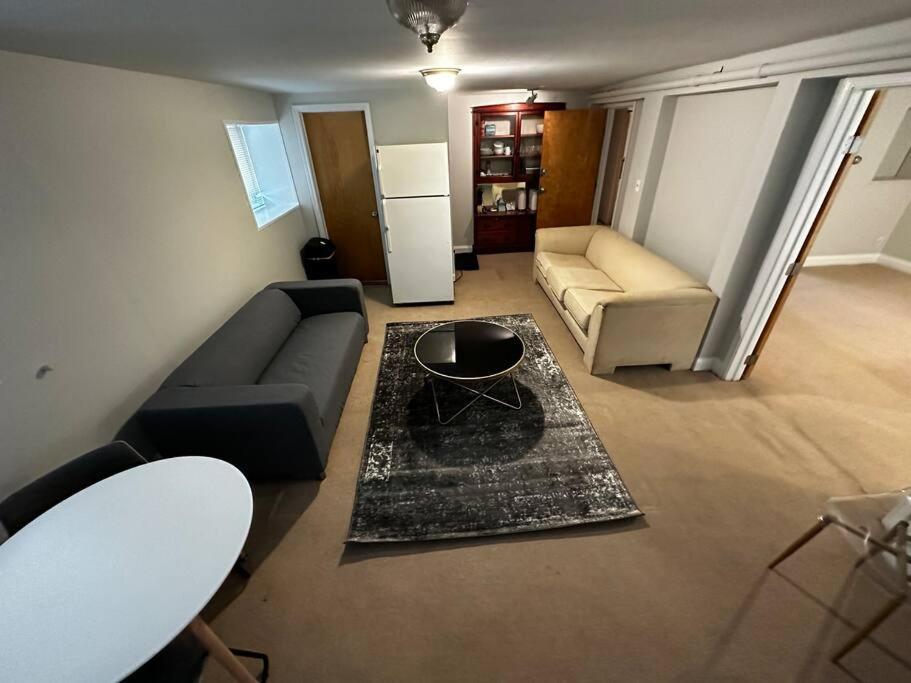 Apartment 1 Bedroom Gem: Discover Andersonville's Garden Unit *
