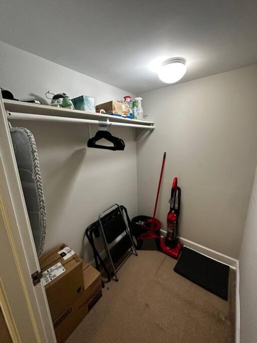 Apartment 1 Bedroom Gem: Discover Andersonville's Garden Unit