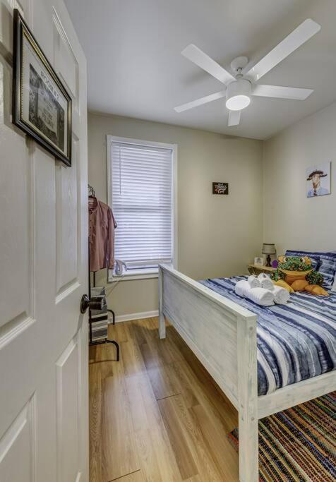 Historical Pullman - Fully Furnished Apartment