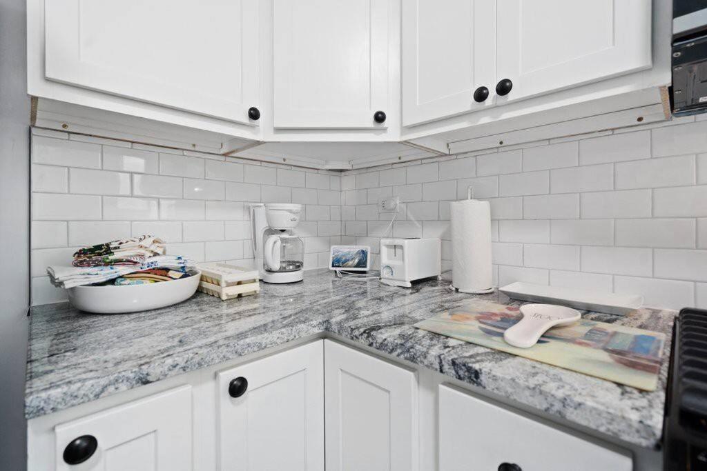 Newly Rehabbed Greystone With 2 Private Apartments, Backyard, Garage, Laundry, Close To Expressway Apartment Chicago