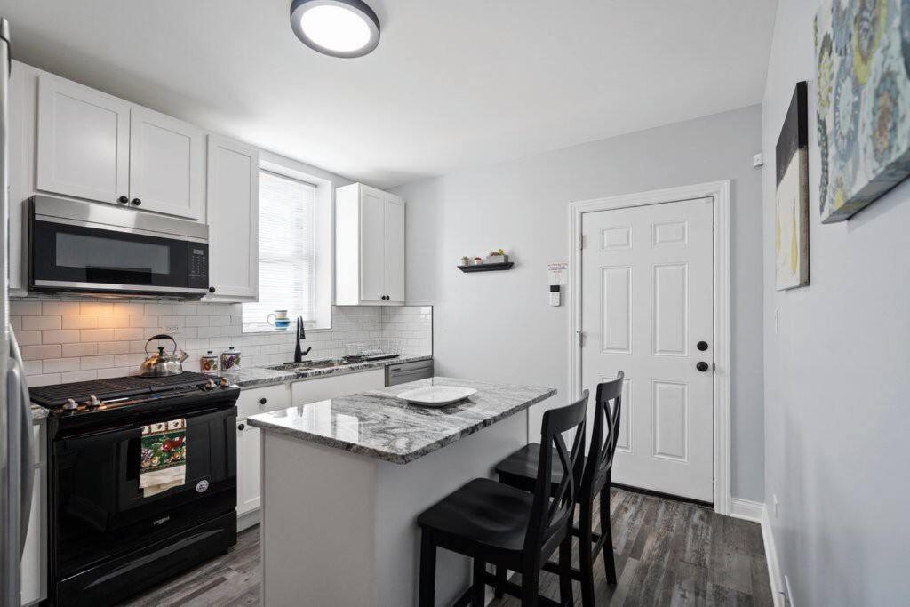 Apartment Newly Rehabbed Greystone With 2 Private Apartments, Backyard, Garage, Laundry, Close To Expressway