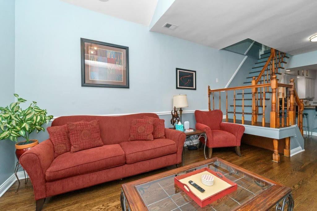 Cozy, Top-floor 3br Loft With Balcony In West Town Apartment
