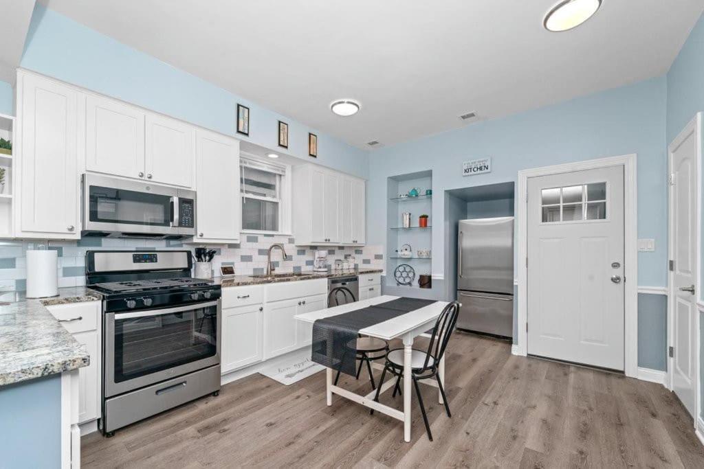 Cozy, Top-floor 3br Loft With Balcony In West Town *