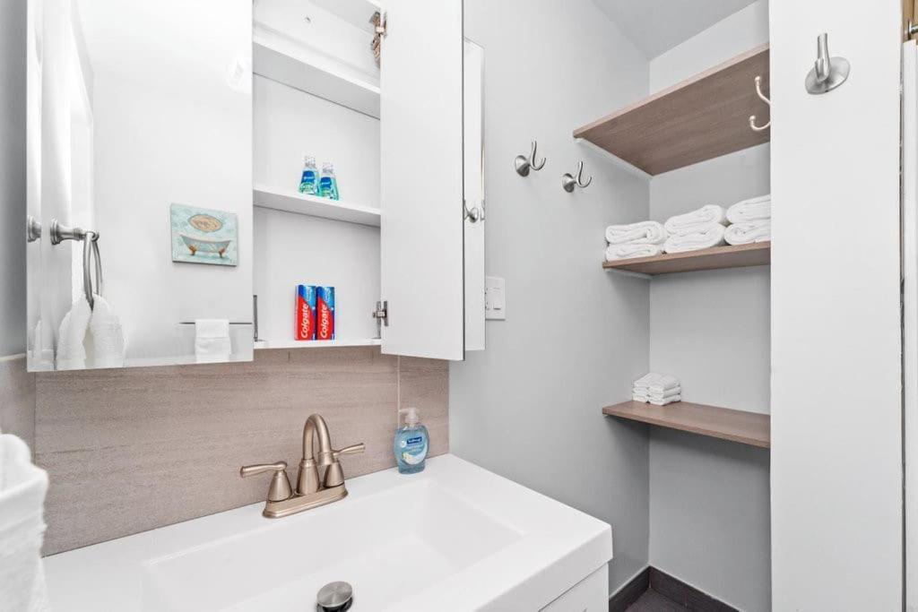 Cozy, Top-floor 3br Loft With Balcony In West Town *