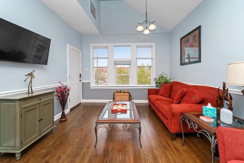 Apartment Cozy, Top-floor 3br Loft With Balcony In West Town Chicago