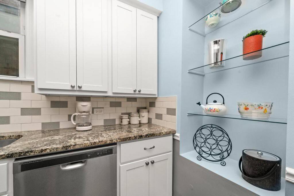 Cozy, Top-floor 3br Loft With Balcony In West Town * Chicago