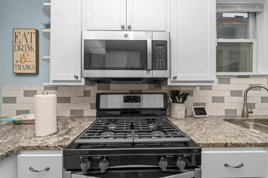 Cozy, Top-floor 3br Loft With Balcony In West Town Chicago