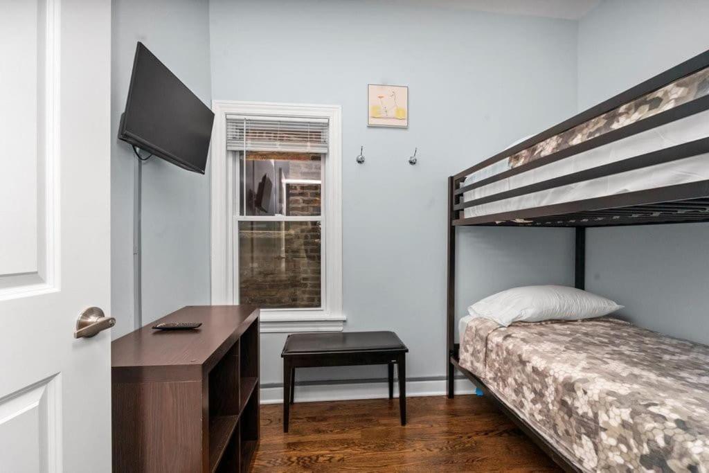 Cozy, Top-floor 3br Loft With Balcony In West Town