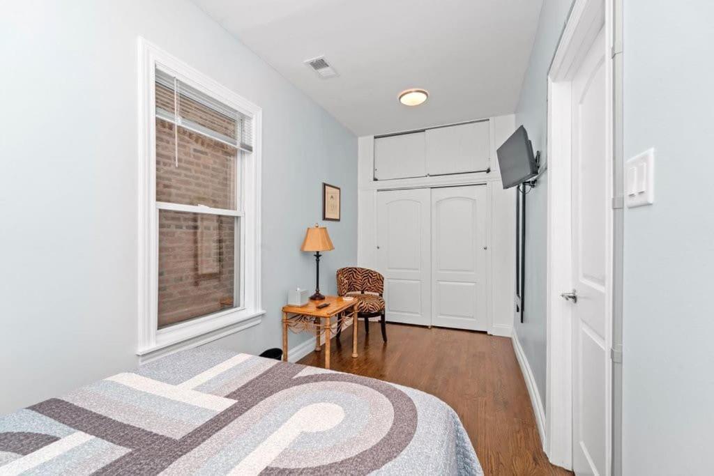 Cozy, Top-floor 3br Loft With Balcony In West Town Apartment Chicago