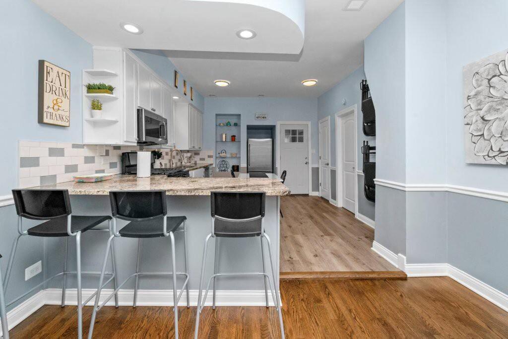 Cozy, Top-floor 3br Loft With Balcony In West Town Chicago