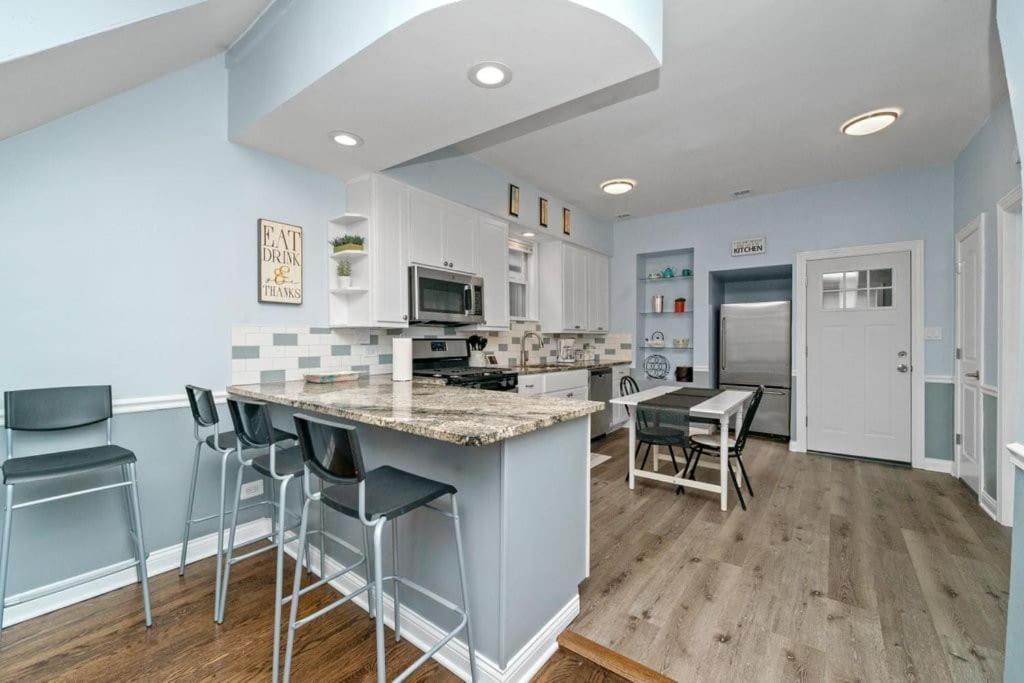 Cozy, Top-floor 3br Loft With Balcony In West Town Apartment