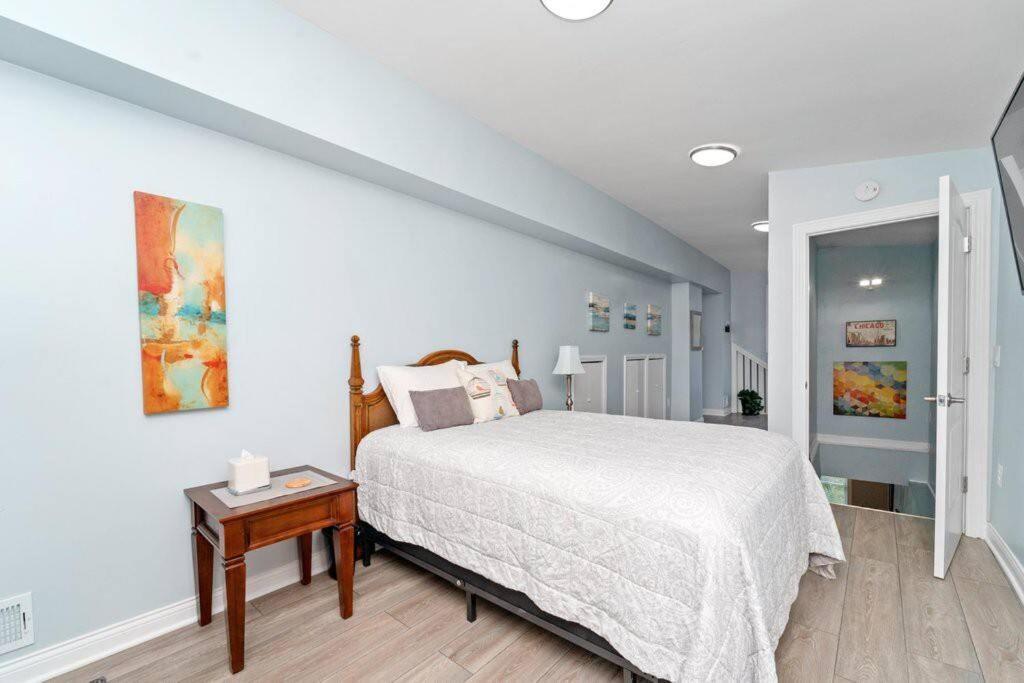 Apartment Cozy, Top-floor 3br Loft With Balcony In West Town Chicago