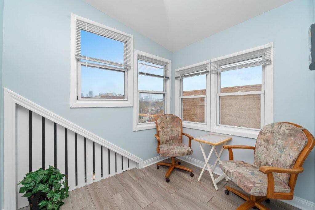 Cozy, Top-floor 3br Loft With Balcony In West Town Apartment *