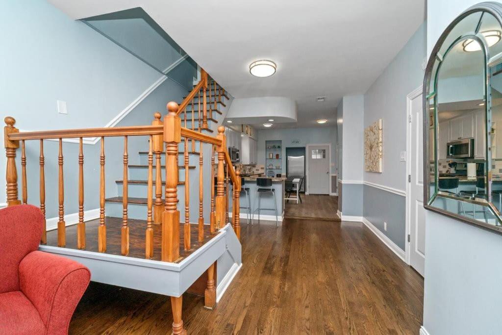 Cozy, Top-floor 3br Loft With Balcony In West Town *