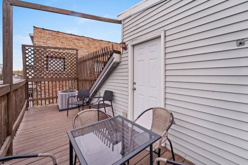 Cozy, Top-floor 3br Loft With Balcony In West Town *