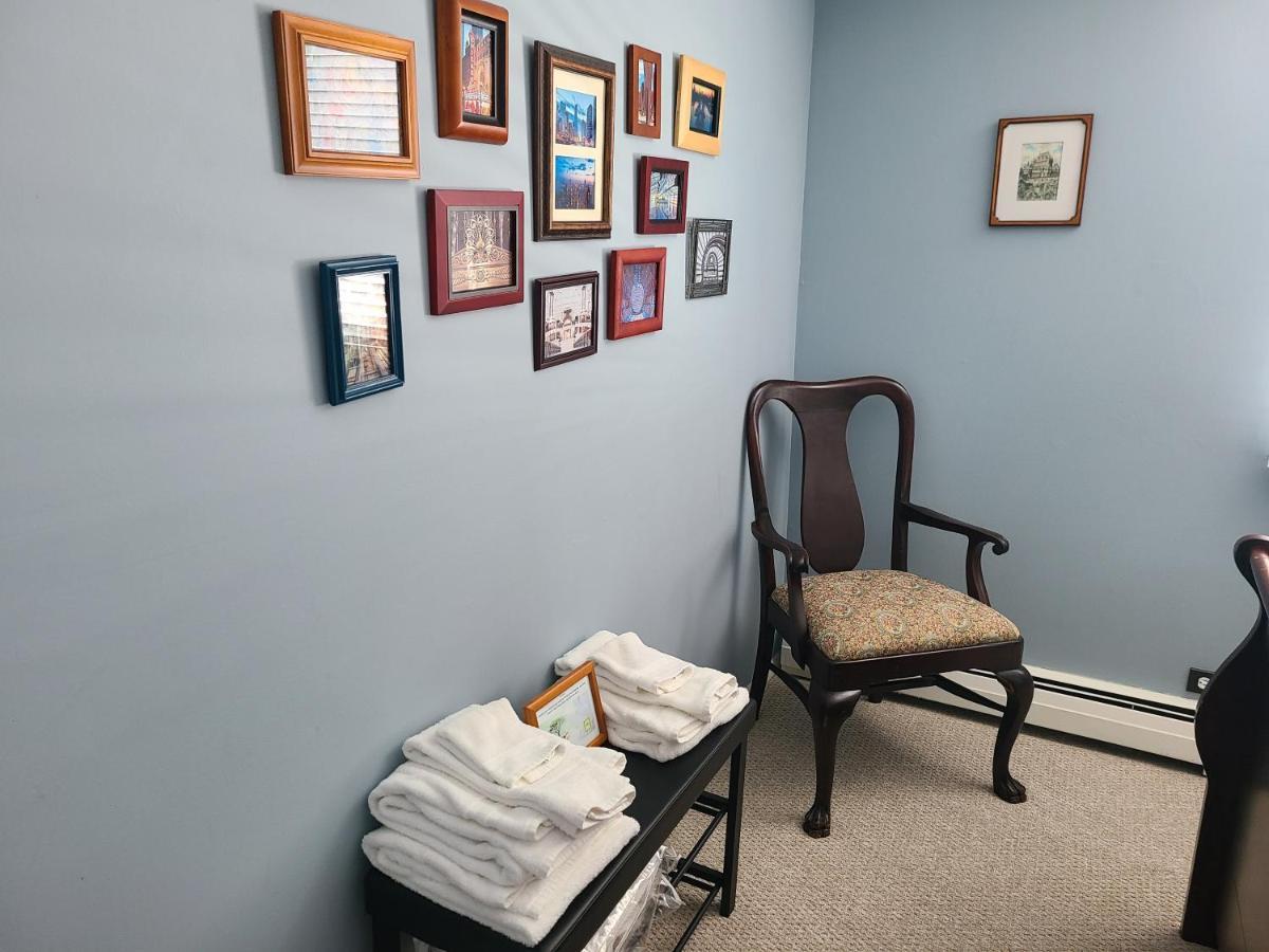 Well-appointed Cozy Portage Park Apt, Dogs, Kids, Free Parking, 420 Compliant Apartment *