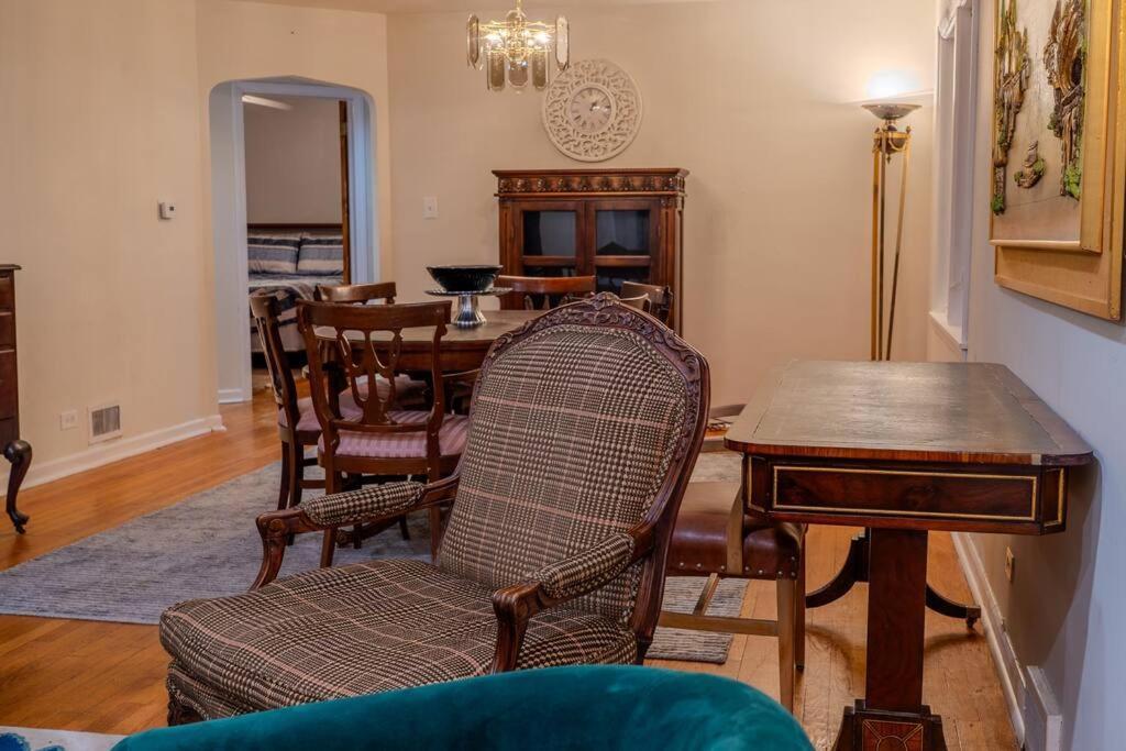 Apartment Living Bliss 3br Gem Near Parks And Dining *