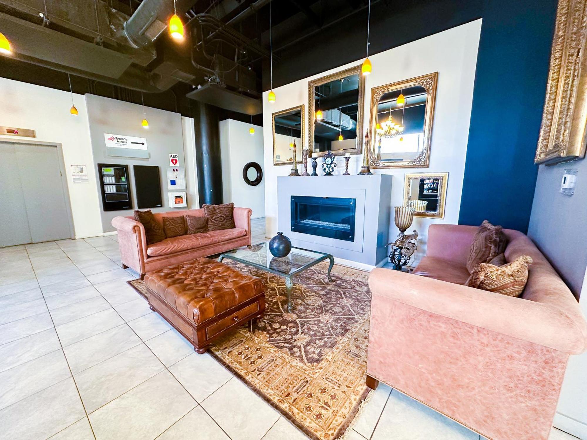 Mccormick Place Beautiful With Optional Parking And Gym Access That Sleeps Up To 4 Apartment *