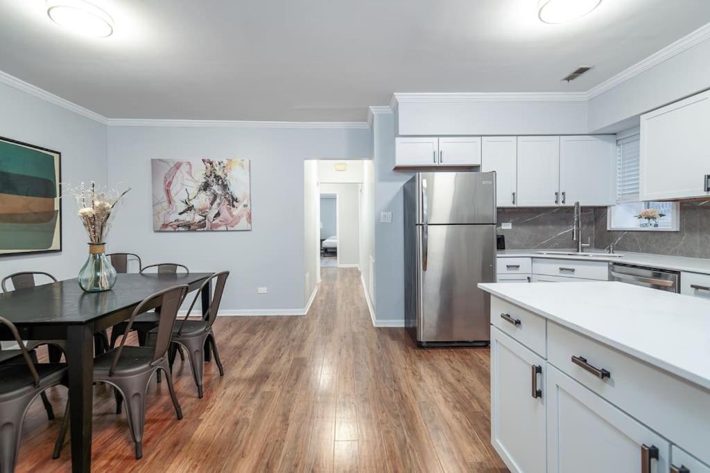 Beautiful Remodeled Penthouse Unit In Old Town *