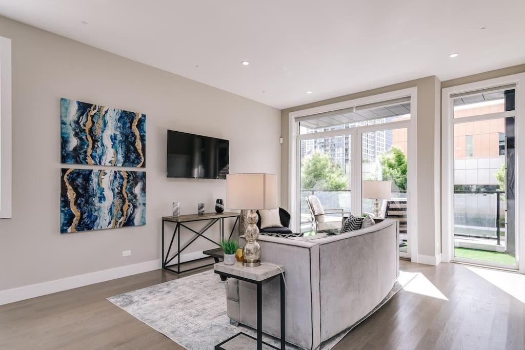 Stunning Duplex #1 - Downtown River North *