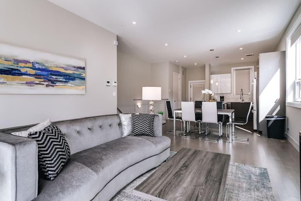 Apartment Stunning Duplex #1 - Downtown River North *