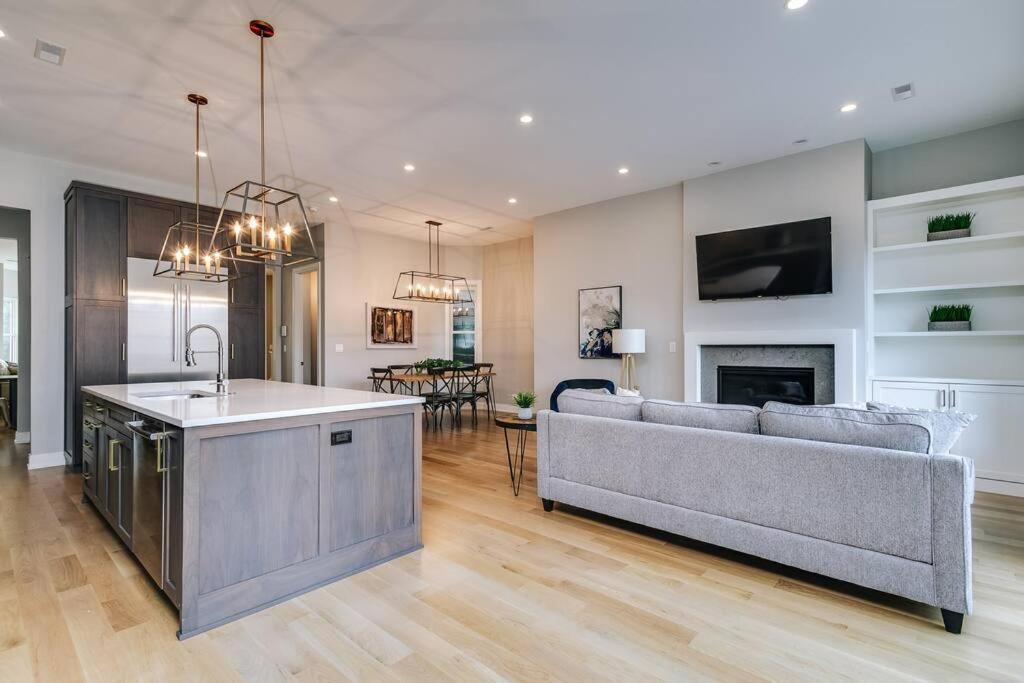 Immaculate Brand New Penthouse Holiday home Chicago