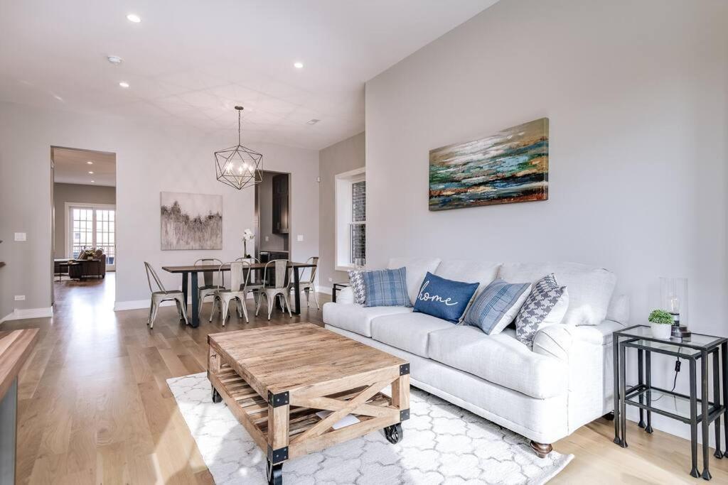 Immaculate Brand New Penthouse Holiday home Chicago