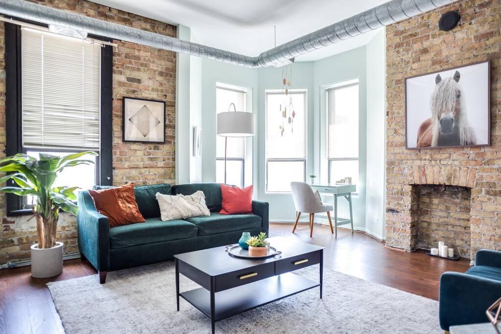 Luxury Downtown Penthouse With Private Rooftop Apartment *