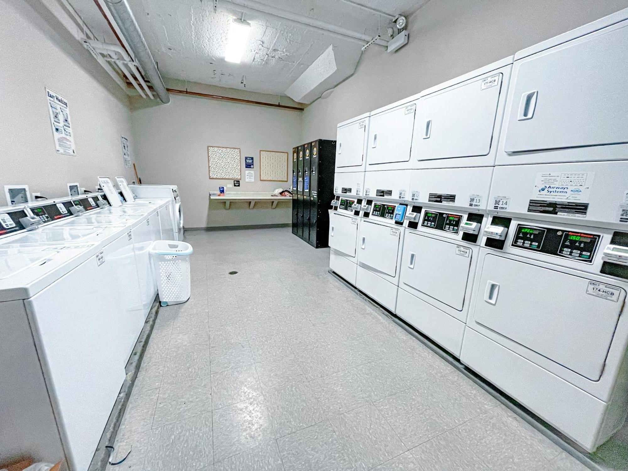 Apartment Mccormick Place 2br-2ba With Optional Parking,patio,gym For 6 Guests Chicago