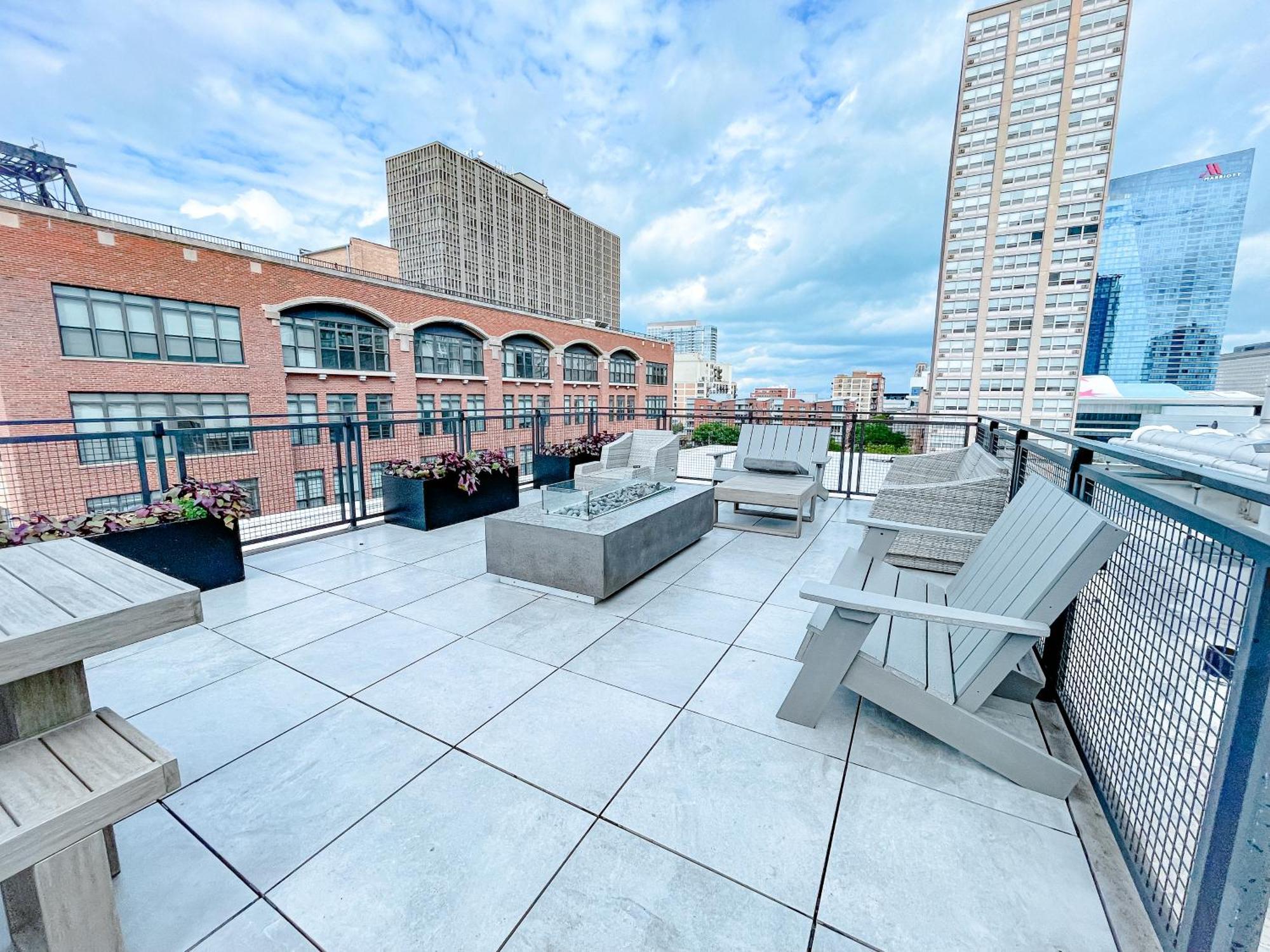 Mccormick Place 2br-2ba With Optional Parking,patio,gym For 6 Guests Chicago