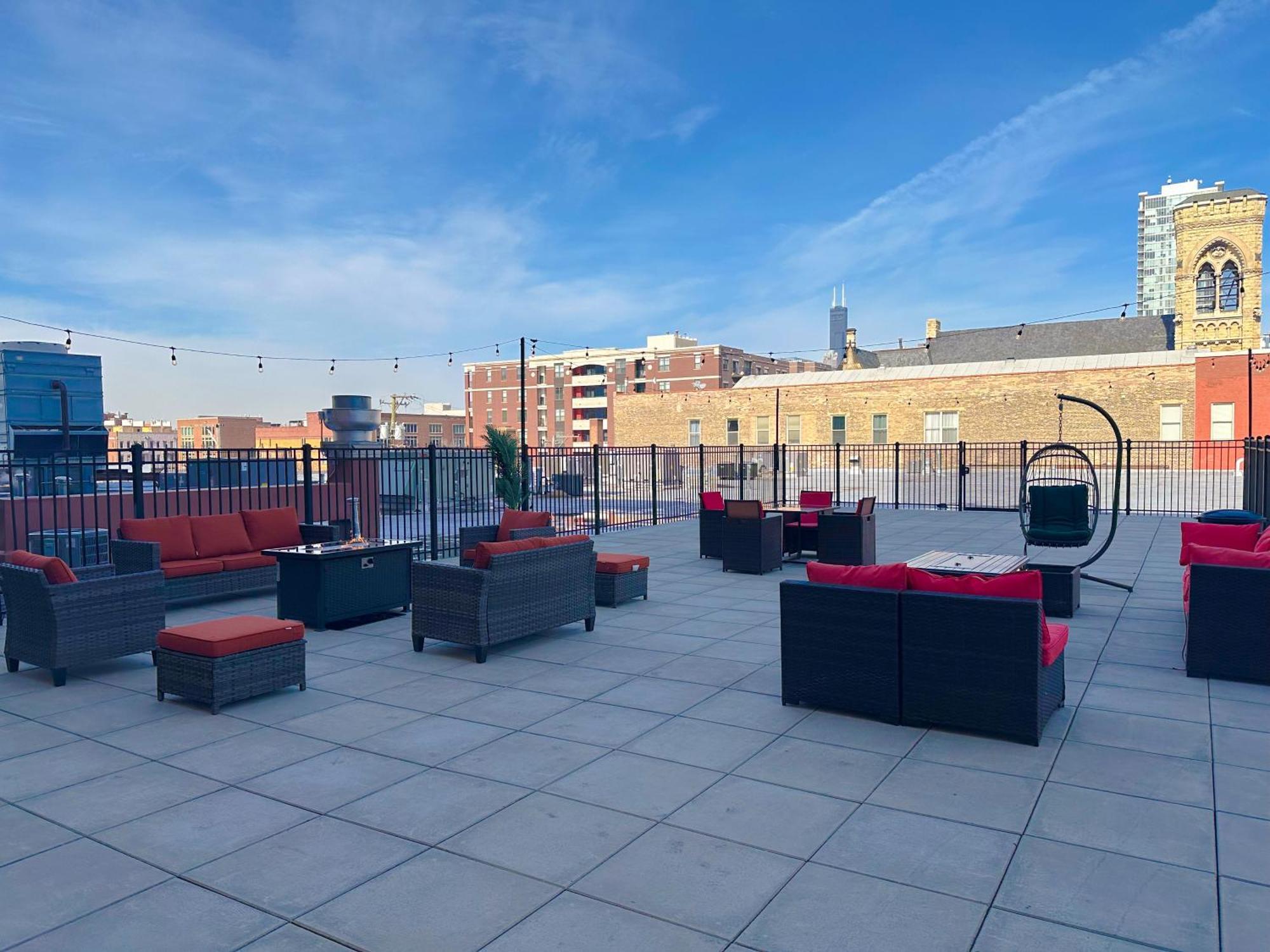 Mccormick Place Luxury Penthouse Duplex With Personal Rooftop With Optional Parking For 8 Guests