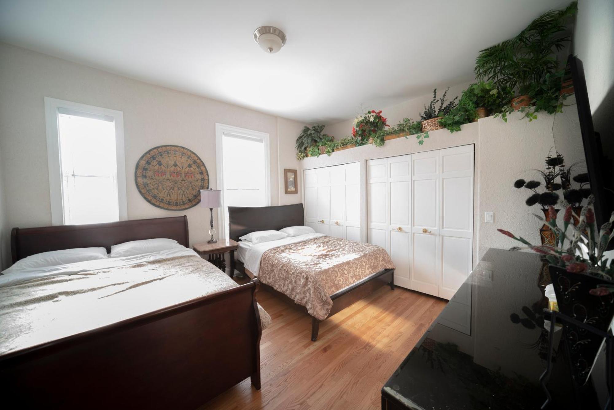 Apartment City Sleeps 10-20 Free Tv & Parking *
