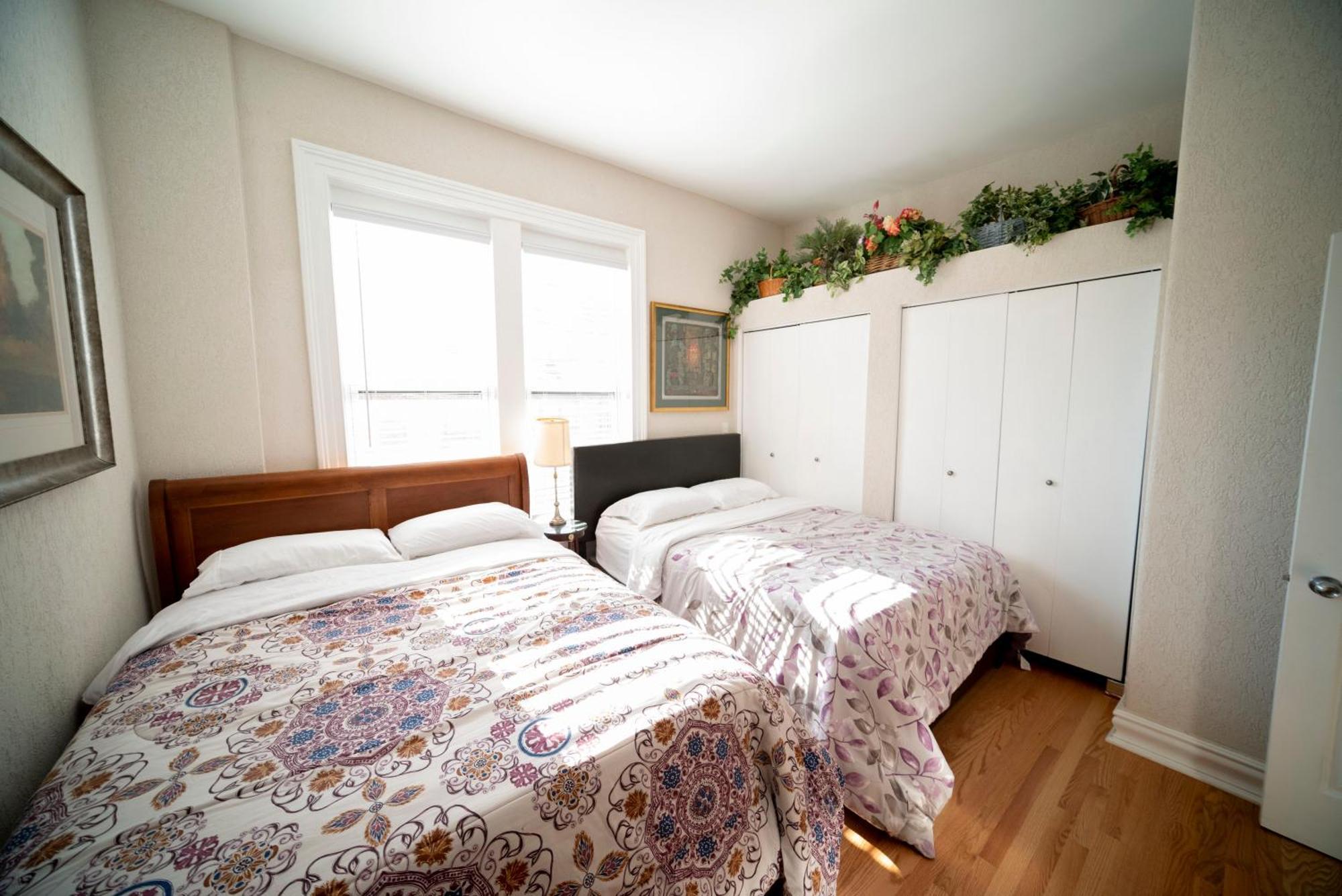 City Sleeps 10-20 Free Tv & Parking *