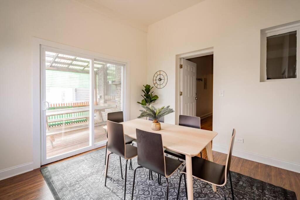 Calming 3-bedroom With Patio - Milwaukee N3 Apartment Chicago