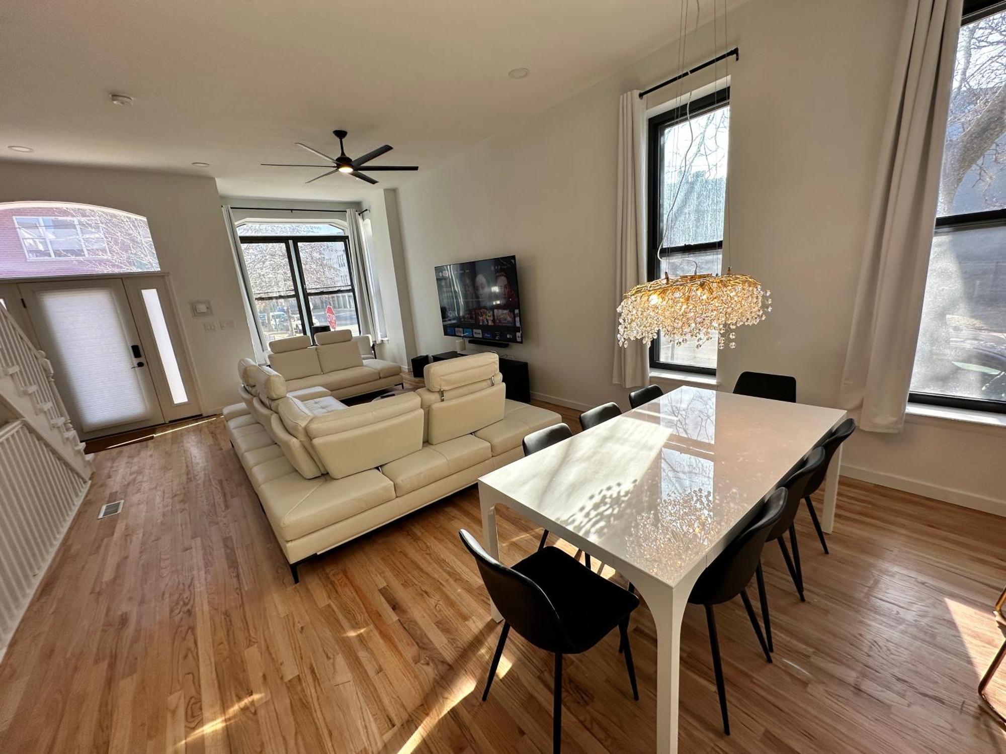 Luxe Spacious Sfh In Bucktown With Secure Parking *