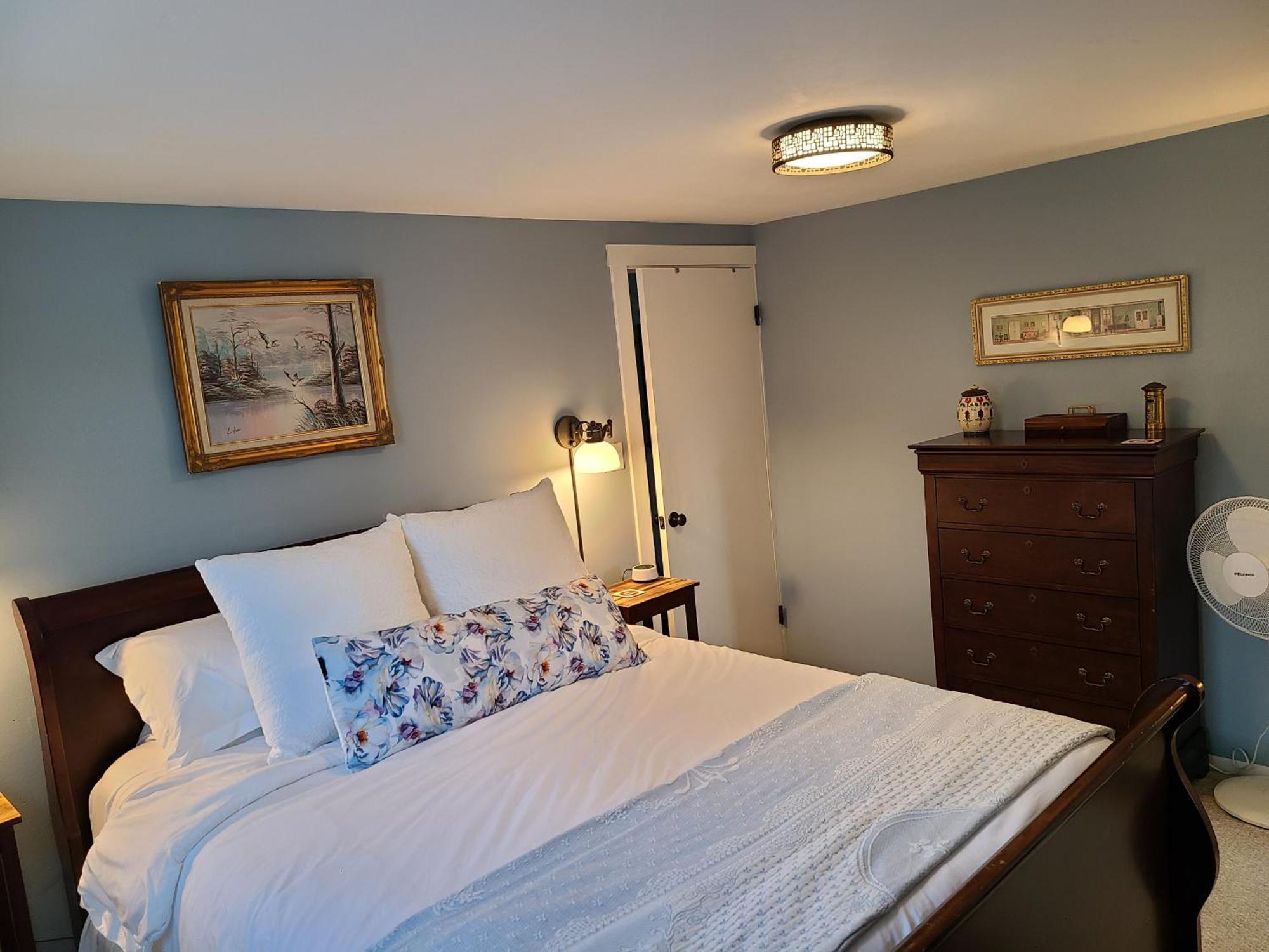 Well-appointed Cozy Portage Park Apt, Dogs, Kids, Free Parking, 420 Compliant *