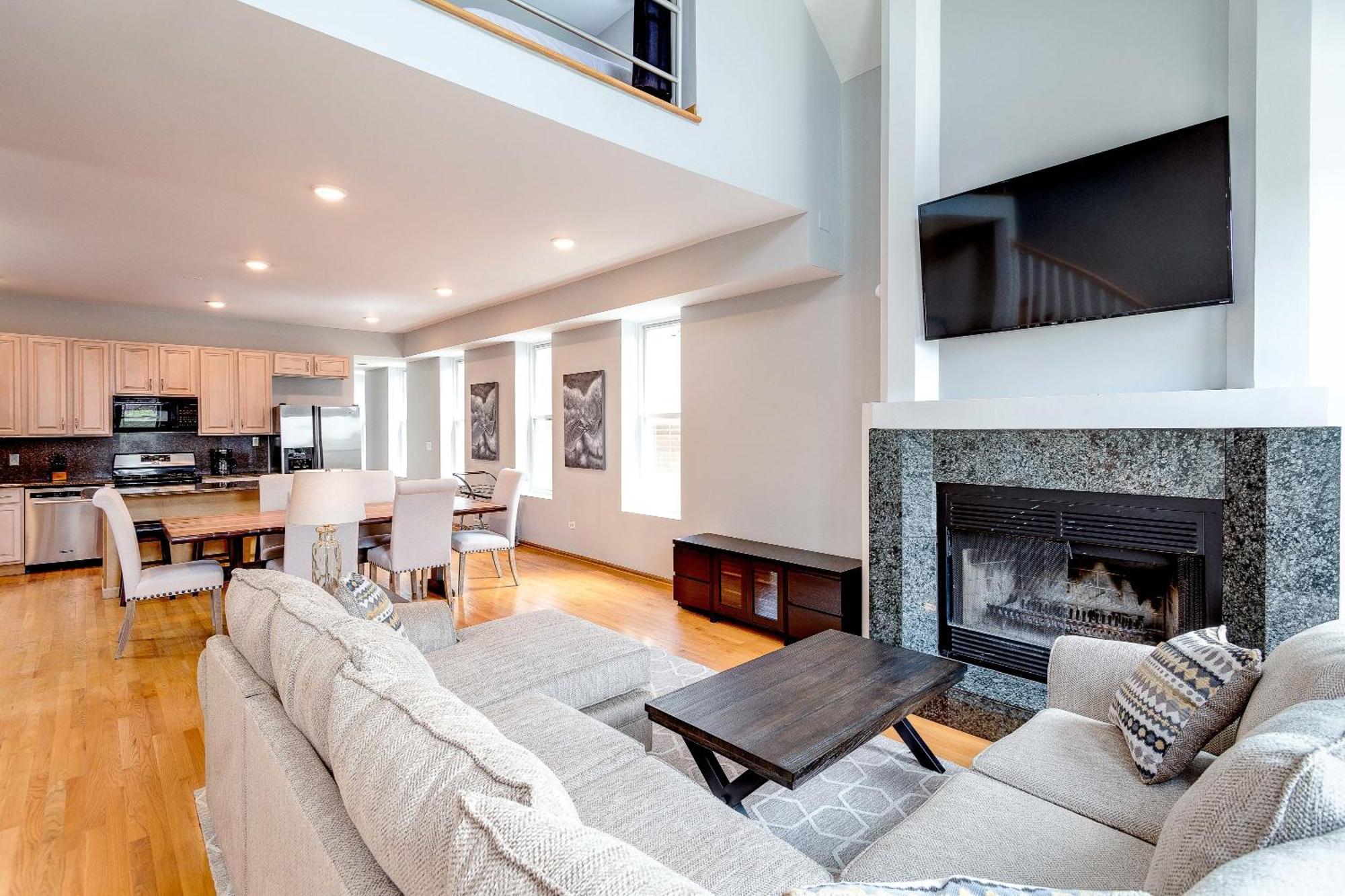 3 Flat Building Downtown - With Private Patios Apartment Chicago