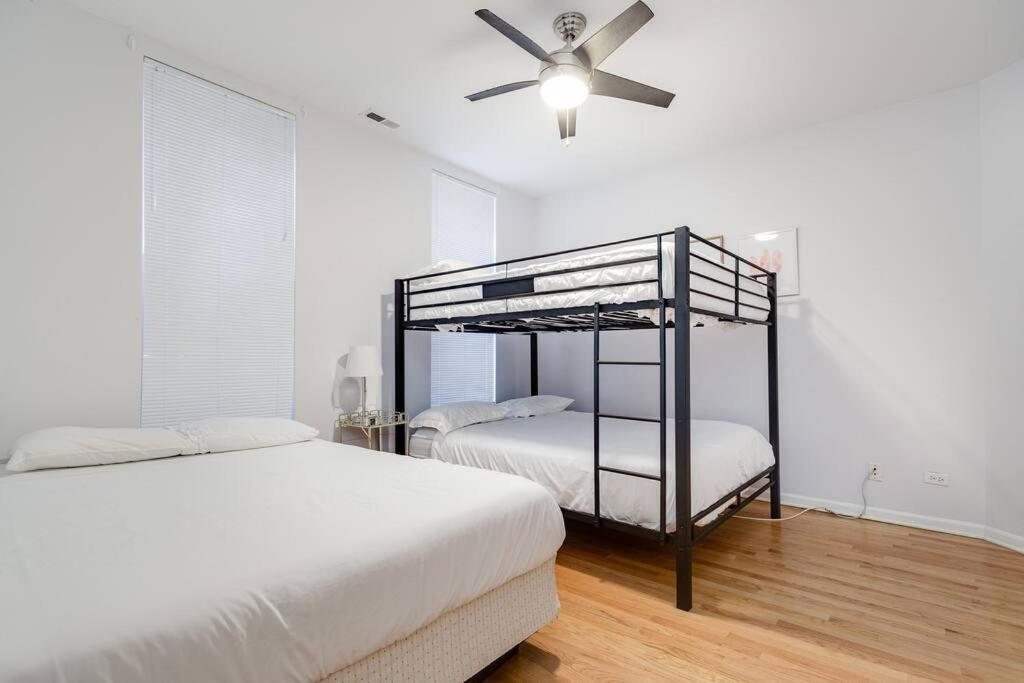 Holiday home Entire Building-walk To Lincoln Park Or The Chicago