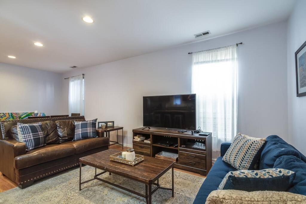 Holiday home Entire Building-walk To Lincoln Park Or The Chicago