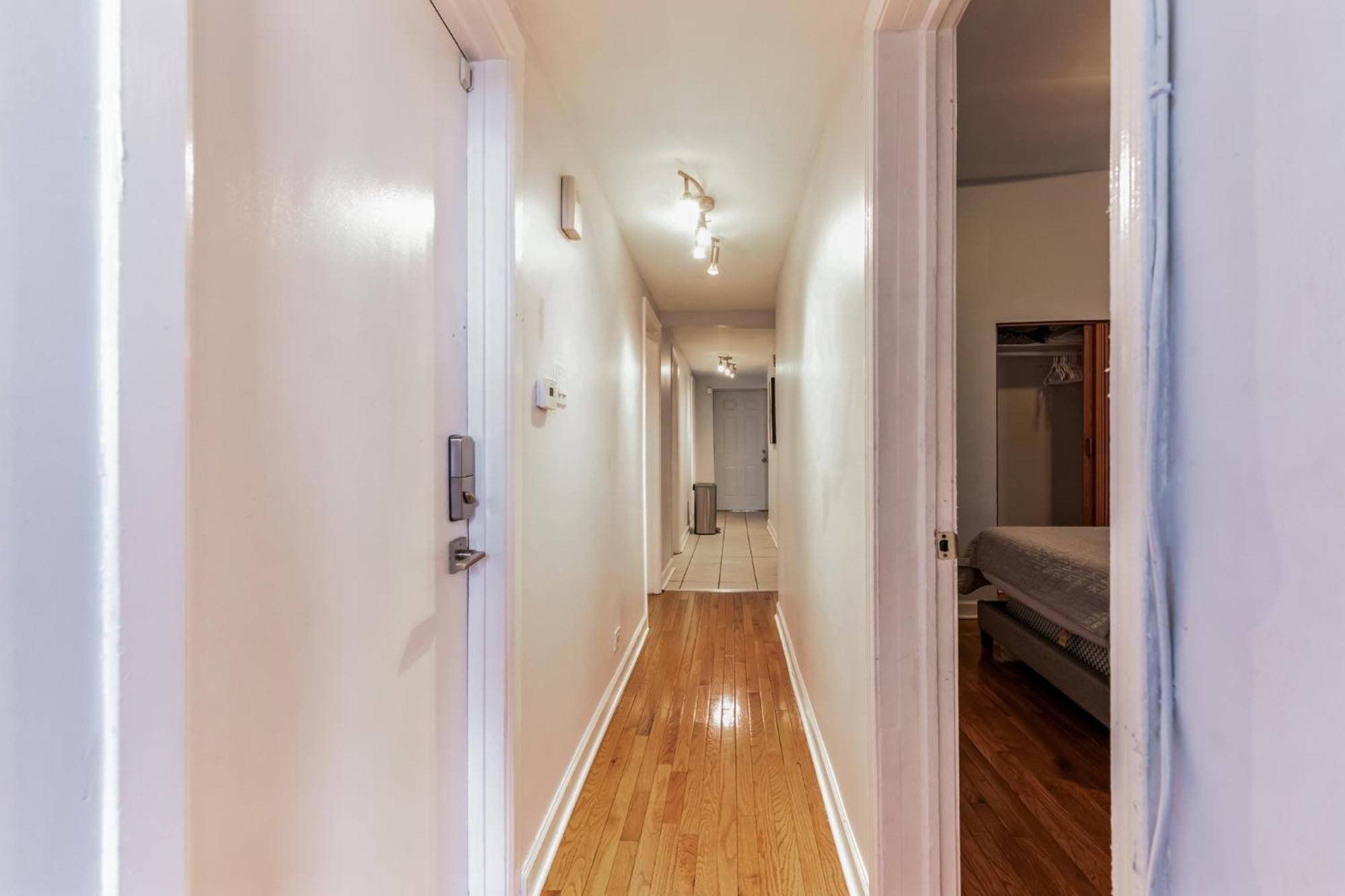 Comfortable In The Heart Of Bronzeville Apartment *