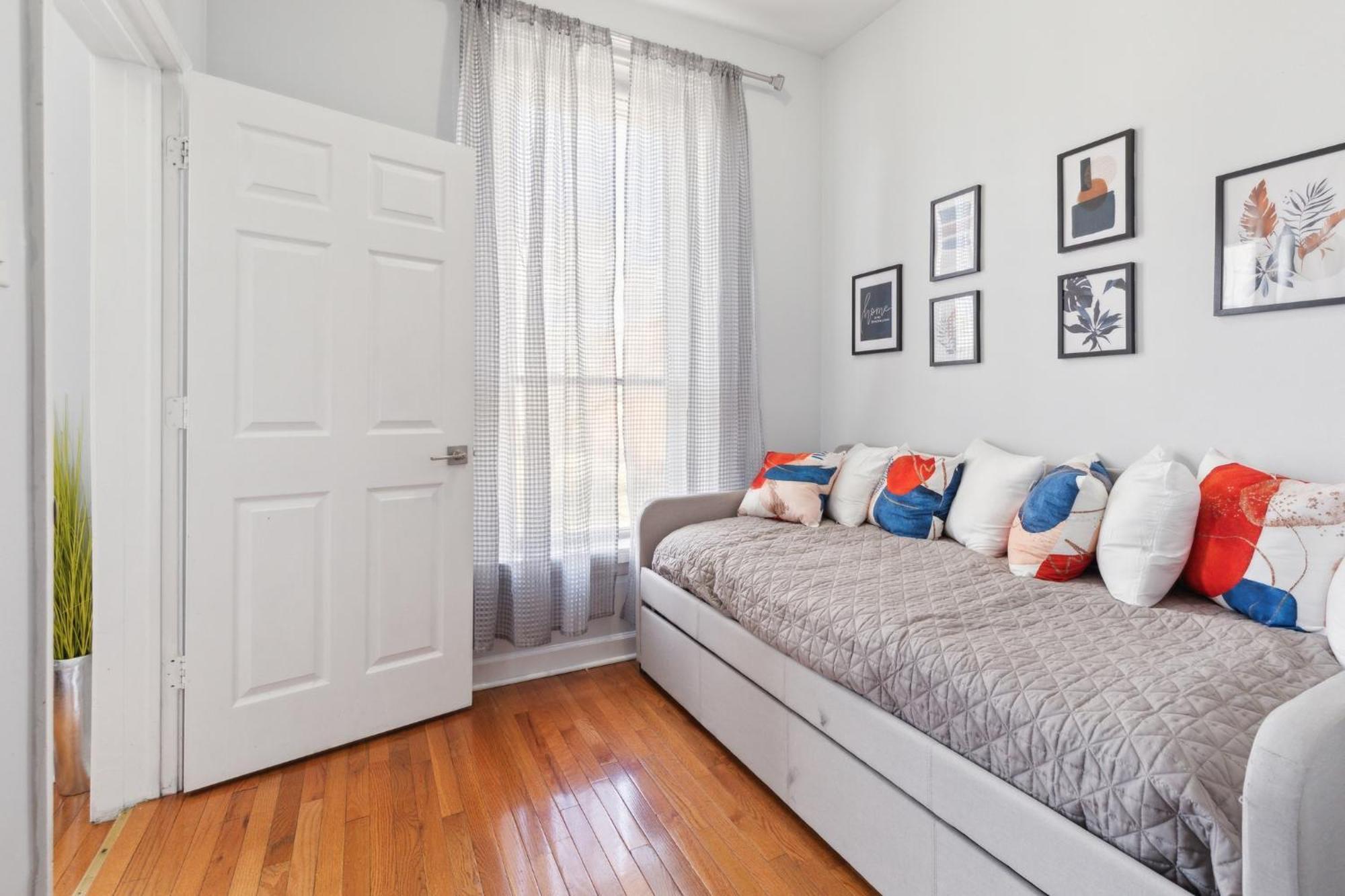 Comfortable In The Heart Of Bronzeville Apartment