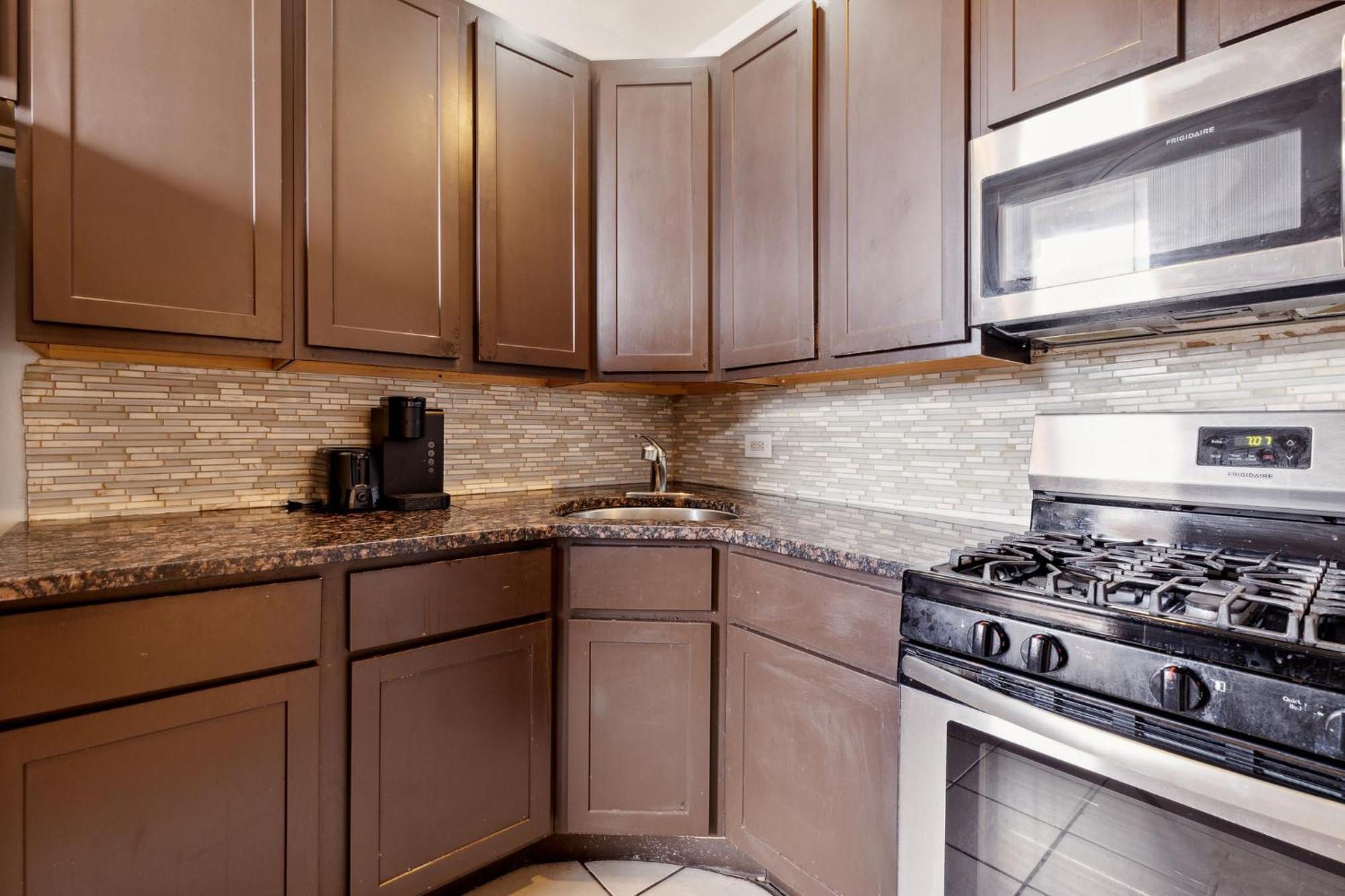 Comfortable In The Heart Of Bronzeville Apartment *