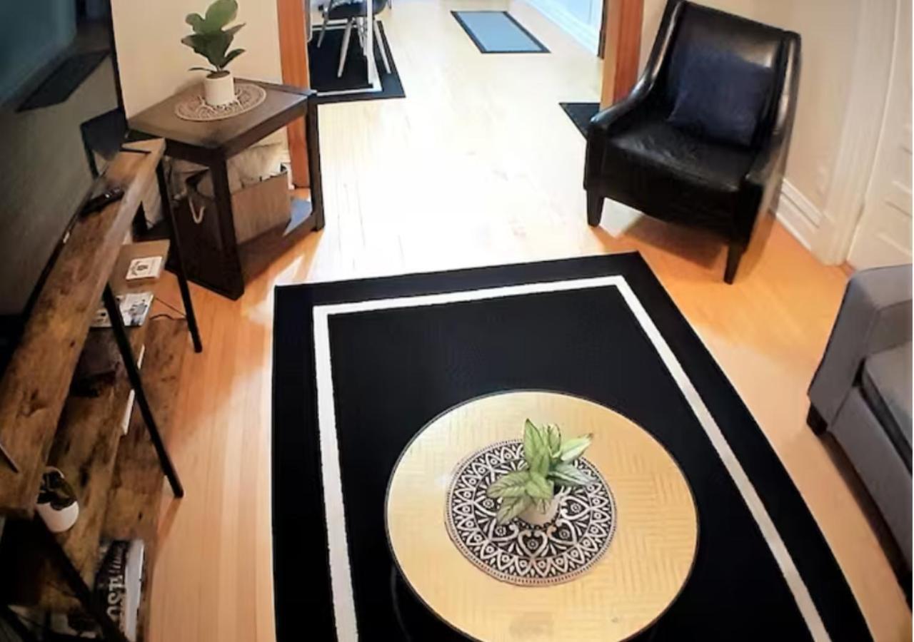 The Roscoe Village Apartment
