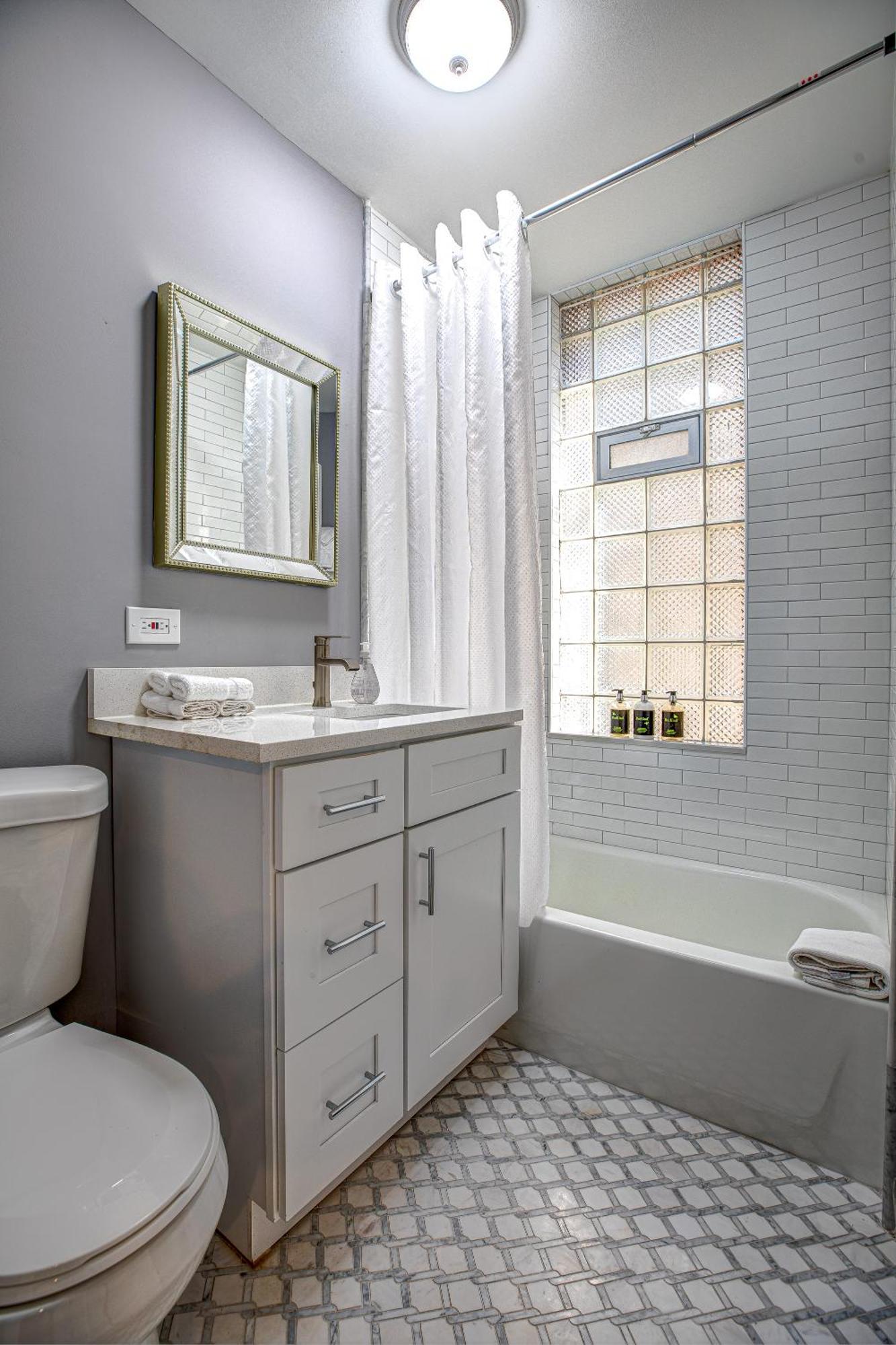 Spacious Ukrainian Village Retreat *